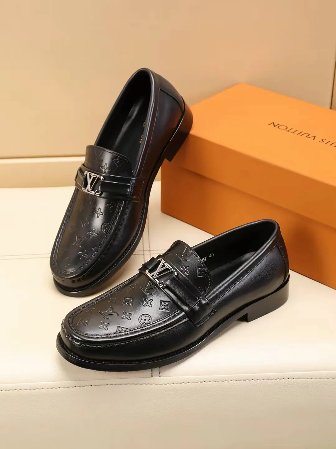 Men's shoes 440 💰 Louis Vuitton LV ® 🆕 model 🔛Full shoe counter, first layer cowhide, 🐂leather lined casual shoes for men, super soft outsole, essential for driving. Synchronized with the counter, original first layer cowhide, completely 1:1 mold customization🌹top version, color optional! Number: 39-44 (customized at 38.45.46)